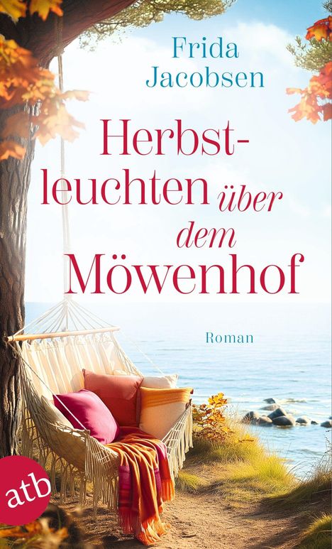 „Frida Jacobsen. Herbstleuchten über dem Möwenhof. Roman.“ Eine gemütliche Schaukel mit Kissen hängt an einem Baum am Meer.