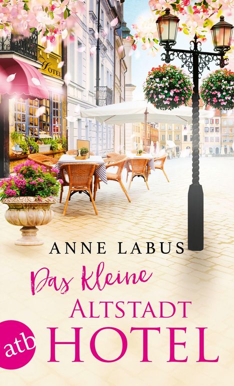 „Anne Labus. Das kleine Altstadthotel. atb-Logo.“  
Einladendes Straßencafé, blühende Pflanzen, malerische Altstadt.