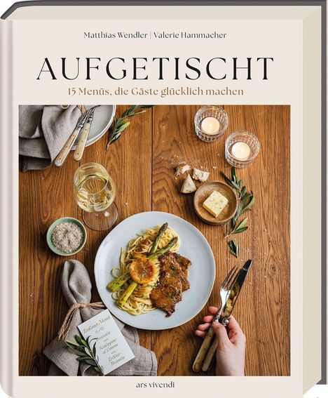 Titel: "AUFGETISCHT: 15 Menüs, die Gäste glücklich machen". 

Holztisch mit gedecktem Teller, Pasta, Wein, Kerzen.