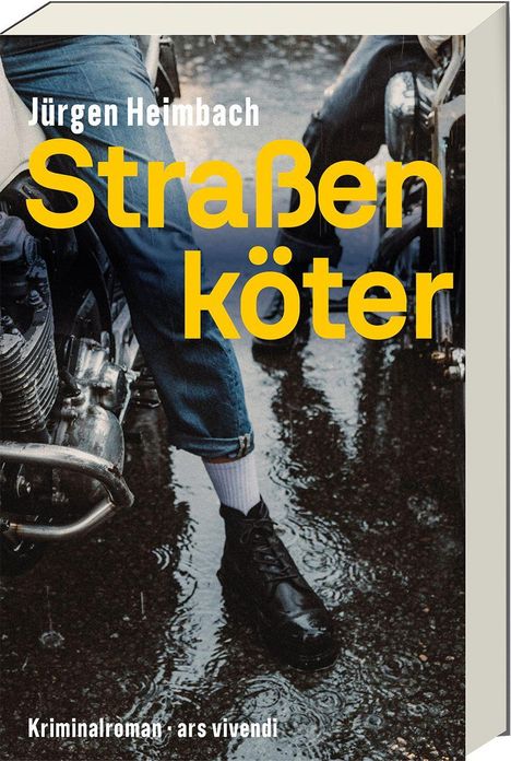 „Jürgen Heimbach Straßenköter, Kriminalroman, ars vivendi.“ Zwei Personen auf Motorrädern, nasser Asphalt.