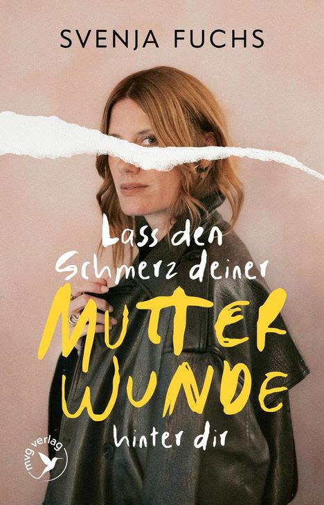 „Svenja Fuchs. Lass den Schmerz deiner Mutterwunde hinter dir.“ Frau in Lederjacke vor hellem Hintergrund.