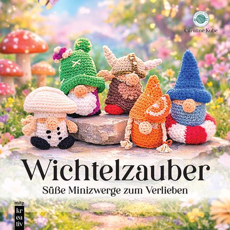 "Wichtelzauber: Süße Minizwerge zum Verlieben." Bunte gehäkelte Zwerge auf einem Stein, umgeben von Blumen und Pilzen. Logo von Caroline Kube.
