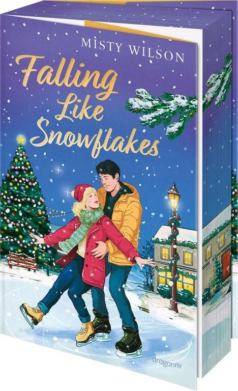 „Falling Like Snowflakes“ von Misty Wilson zeigt ein Paar beim Schlittschuhlaufen vor einem festlich beleuchteten Dorf.