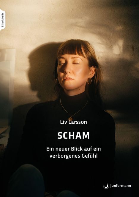 „Liv Larsson, SCHAM, Ein neuer Blick auf ein verborgenes Gefühl“. Frau entspannt mit geschlossenen Augen im Licht.