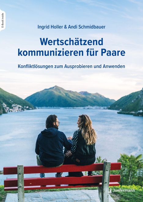 „Wertschätzend kommunizieren für Paare“ von Ingrid Holler & Andi Schmidbauer. Paar auf Bank mit Seeblick.