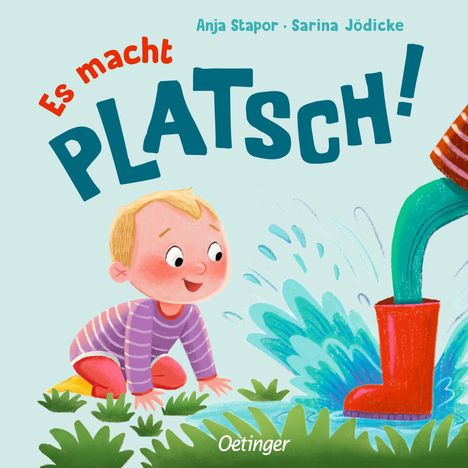 "Es macht PLATSCH!" Ein Kind in lila Pullover schaut fröhlich zu, wie Wasser bei roten Gummistiefeln spritzt.