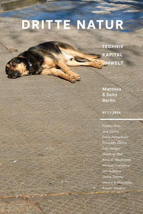 "DRITTE NATUR" ist der Haupttext. Ein Hund liegt entspannt auf einem gepflasterten Gehweg in der Sonne.