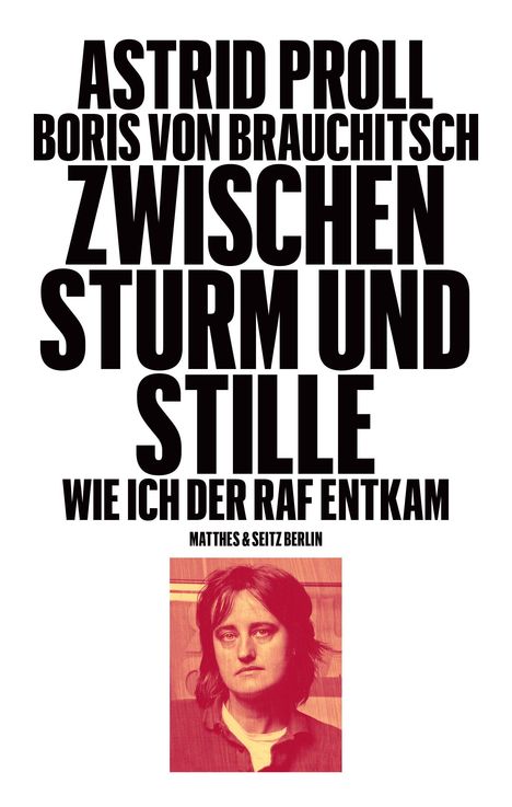 Titel: "ZWISCHEN STURM UND STILLE". Darunter ein Porträtfoto einer Person in Rot- und Beigetönen.