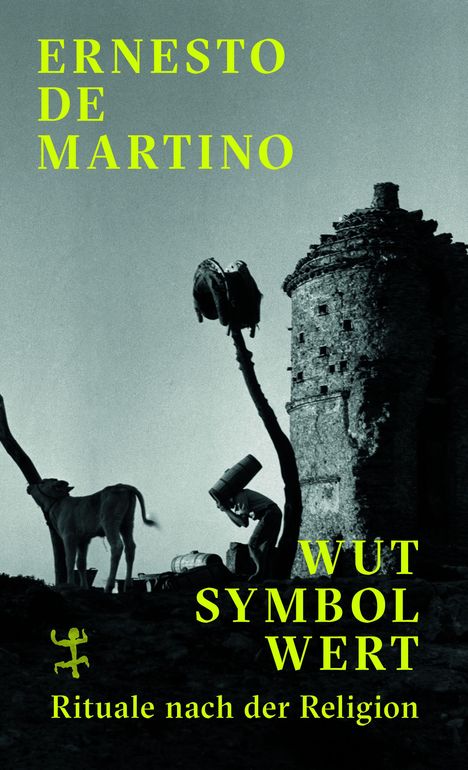 Oben groß "ERNESTO DE MARTINO". Unten "WUT SYMBOL WERT. Rituale nach der Religion". Schwarz-Weiß-Szene: Turm, Person mit Fass.