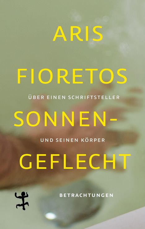 Titel: Aris Fioretos Sonnengeflecht. Untertitel: Über einen Schriftsteller und seinen Körper. Betrachtungen. Im Hintergrund eine Hand im Wasser. Links ein kleines schwarzes Symbol.