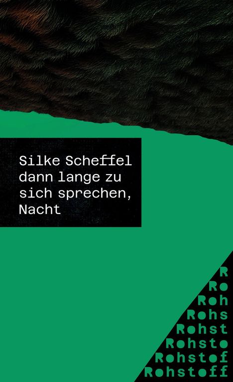 „Silke Scheffel dann lange zu sich sprechen, Nacht“ auf grünem Hintergrund. Oben Fellstruktur, unten „Rohstoff“ wiederholt.