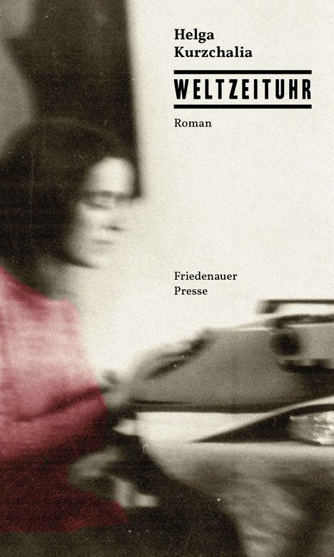 Text: Helga Kurzchalia, WELTZEITUHR, Roman, Friedenauer Presse. Unscharfes Foto einer Person an einer Schreibmaschine.