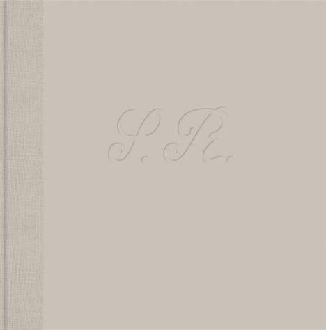 Geprägte Initialen "P. R." auf einem dezenten, hellen Hintergrund, links strukturierter Streifen.