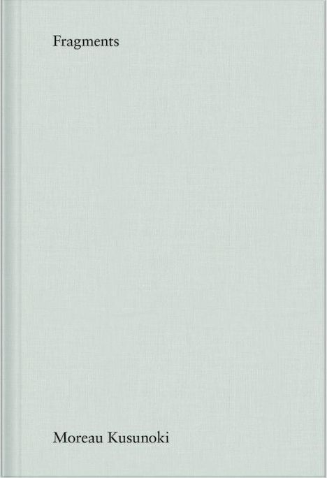 Text oben links: "Fragments". Text unten links: "Moreau Kusunoki". Hintergrund ist hell und schlicht.