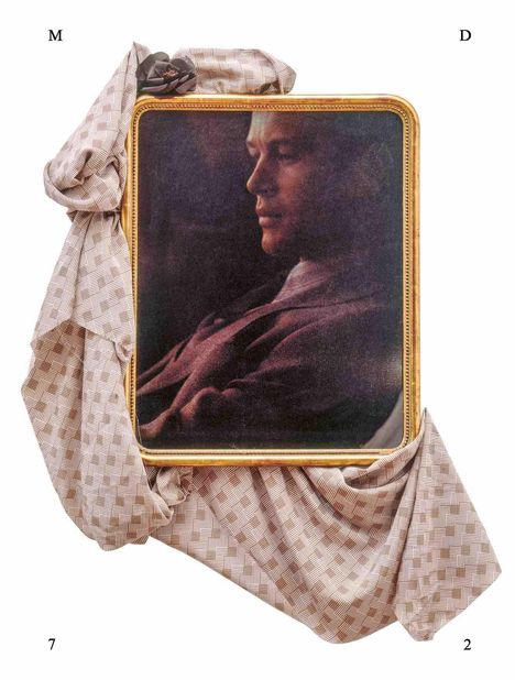 M, D, 7, 2. Goldenes Rahmenporträt eines nachdenklichen Mannes, umhüllt von gemustertem Stoff.