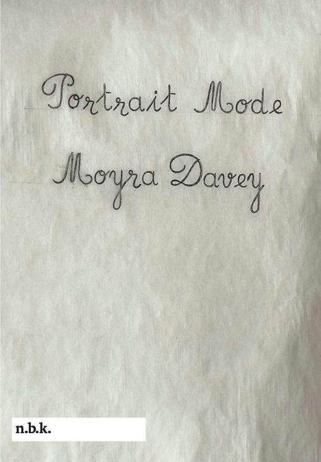 "Portrait Mode Moyra Davey" steht in handschriftlichen Buchstaben auf einem strukturierten, hellen Hintergrund. Unten links: n.b.k.