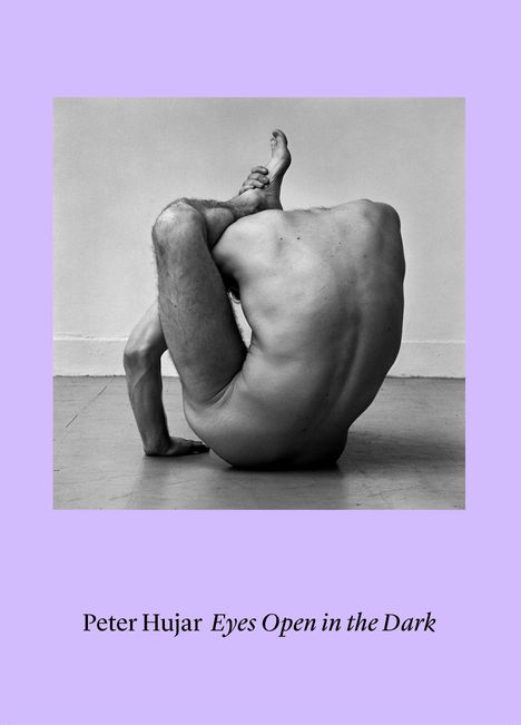 "Peter Hujar Eyes Open in the Dark". Schwarz-weiß Foto eines nackten Personenrückens in komplexer Yoga-Position.