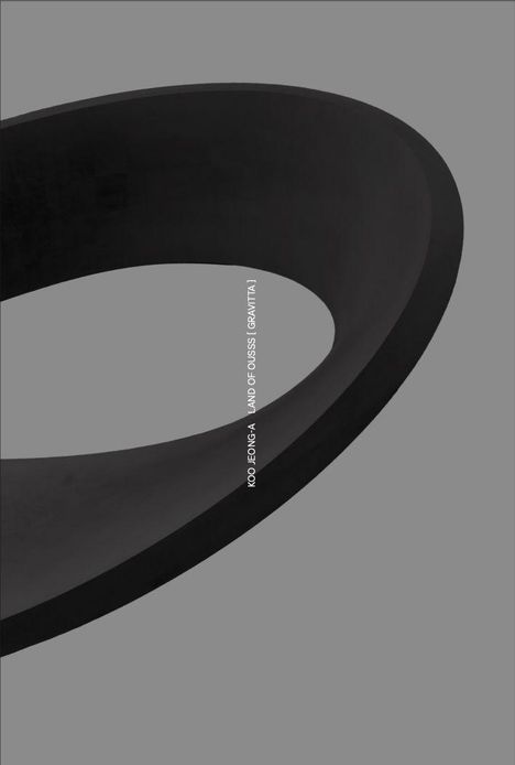 Text: "Koo Jeong-A, A and O Fousss (Gravità)". Eine dunkle, gebogene Struktur auf grauem Hintergrund.