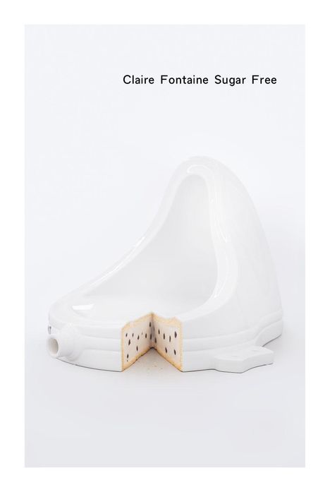 Text: "Claire Fontaine Sugar Free". Ein Urinal, von dem ein Stück wie Kuchen abgeschnitten wurde.
