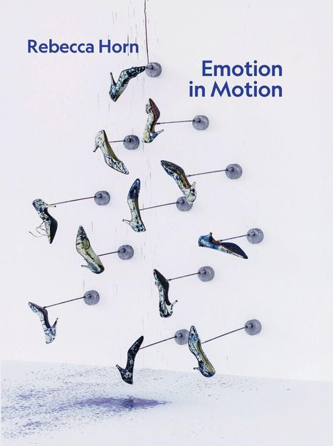 Texte: "Rebecca Horn", "Emotion in Motion". High Heels auf Stäben an einer weißen Wand montiert.