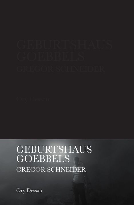 „GEBURTSHAUS GOEBBELS GREGOR SCHNEIDER Ory Dessau“ steht vor einem düsteren Hintergrund mit einer Person in der Dunkelheit.