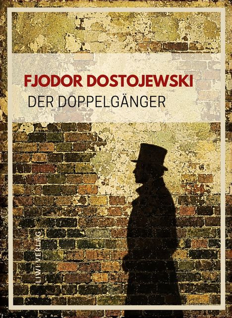 FJODOR DOSTOJEWSKI, DER DOPPELGÄNGER, Schatten eines Mannes mit Hut auf einer alt aussehenden Ziegelwand.