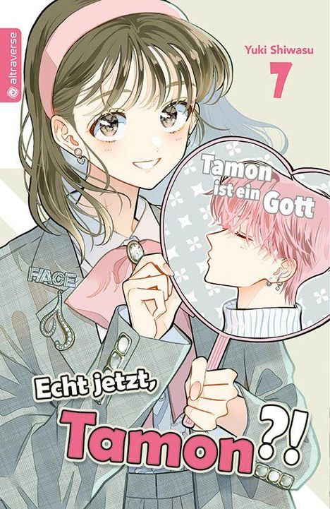 „Tamon ist ein Gott“ auf einem Handspiegel. Mädchen hält ihn, lächelt. Titel „Echt jetzt, Tamon?!“ Links „altraverse“. Manga-Stil.