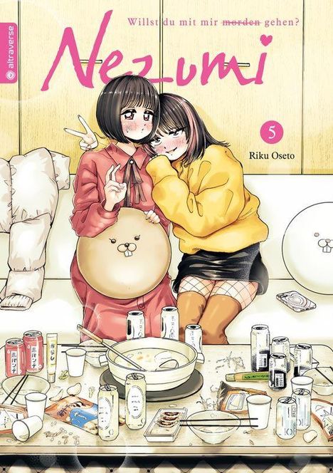 „Willst du mit mir morden gehen? Nezumi 5, Riku Oseto“. Zwei Mädchen auf einem Sofa, umgeben von Essensresten und Dosen.