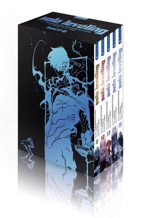 "Solo Leveling Band 1-15". Schwarze Box mit blauem Helden. Vier Buchrücken, beschriftet "Gunpai no ys", Bände 12-15.