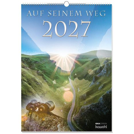 "AUF SEINEM WEG 2027" in großen Buchstaben, darunter ein strahlender Sonnenaufgang über grünen Hügeln mit einem Fernglas im Vordergrund.