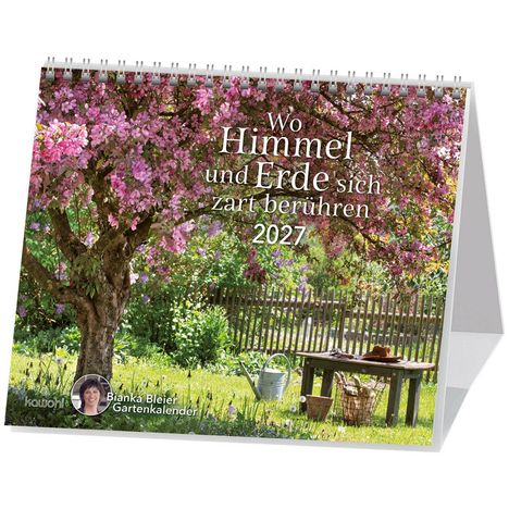Text: "Wo Himmel und Erde sich zart berühren 2027." 
Kalender mit blühendem Baum, Tisch, Gartenwerkzeug.