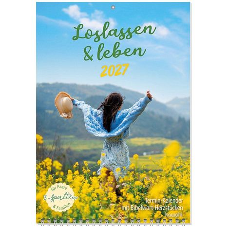 „Loslassen & leben 2027“. Frau in blauer Kleidung steht in gelbem Blumenfeld, hebt ihre Arme, Hut in der Hand.