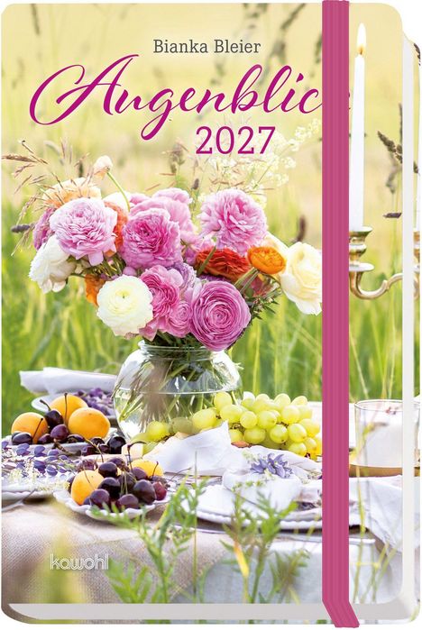 "Augenblicke 2027" von Bianka Bleier. Ein Bouquet aus rosa und weißen Blumen steht auf einem Tisch mit frischen Früchten.