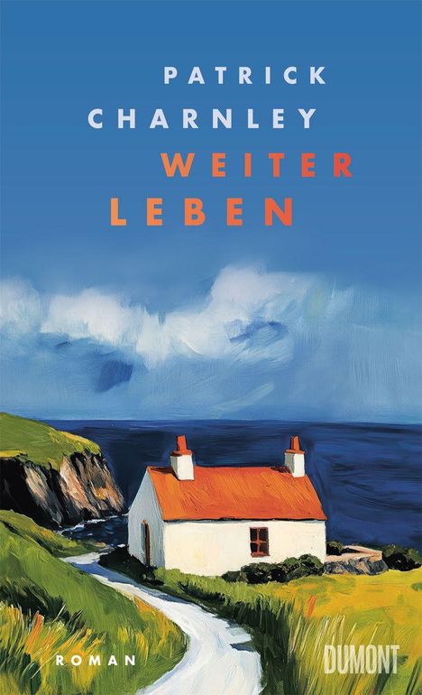 "Buchcover: PATRICK CHARNLEY WEITER LEBEN ROMAN. Illustration eines weißen Hauses mit rotem Dach am Meer."