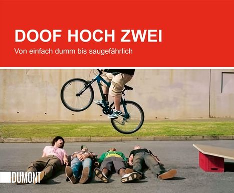 "DOOF HOCH ZWEI. Von einfach dumm bis saugefährlich." Ein Radfahrer springt über vier auf der Straße liegende Menschen.