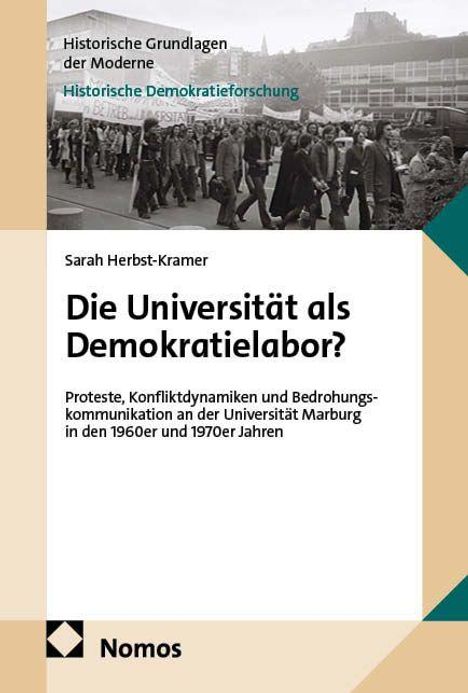 Sarah Herbst-Kramer: "Die Universität als Demokratielabor?" Schwarze-weiße Demonstrationsszene, Nomos-Logo unten links.