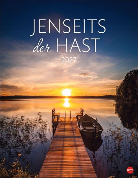 Text: "JENSEITS der HAST 2027". Ein Steg führt zu einer Bank, daneben ein Boot, vor einem stillen See im Sonnenuntergang.