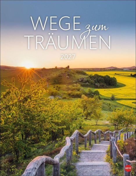 "Wege zum Träumen 2027" steht oben. Eine Treppe führt durch eine grüne Landschaft mit Feldern und Bäumen im Sonnenuntergang.