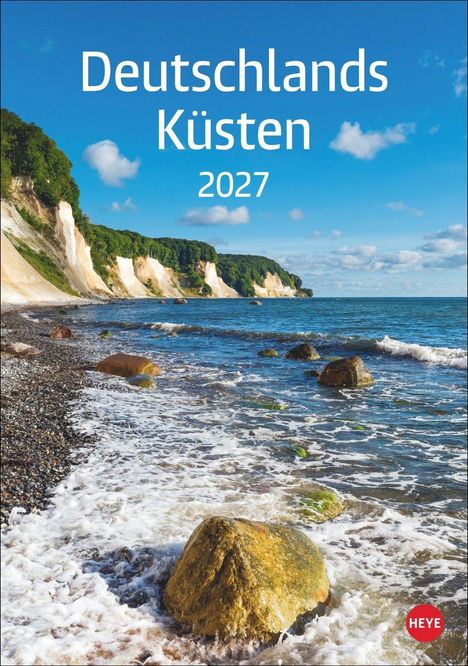 „Deutschlands Küsten 2027“ steht in großer, weißer Schrift. Sandige Klippen, Meer und ein Kieselstrand darunter.