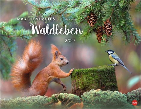 Text: "Märchenhaftes Waldleben 2027." Ein Eichhörnchen und eine Meise auf einem mit Moos bedeckten Baumstumpf unter Tannenzweigen.