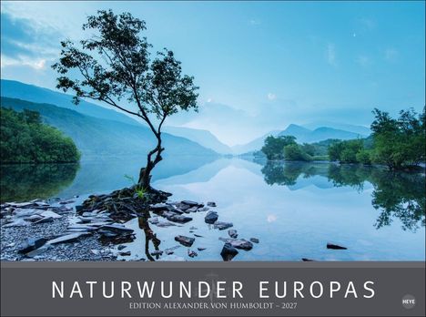 „NATURWUNDER EUROPAS“, „EDITION ALEXANDER VON HUMBOLDT – 2027“. Ein Baum am See, ruhiges Wasser, Berge im Hintergrund.