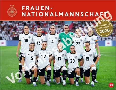 FRAUEN-NATIONALMANNSCHAFT. Offizieller Kalender 2026. Elf Fußballspielerinnen in weißen Trikots auf einem Spielfeld.
