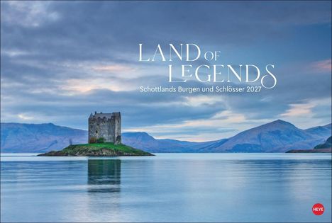 „LAND OF LEGENDS: Schottlands Burgen und Schlösser 2027.“ Graue Burg auf einer kleinen Insel im ruhigen Wasser.