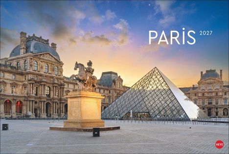 "PARIS 2027" in weißen Buchstaben. Eine Statue auf einem Pferd, der Louvre und die Glaspyramide bei Sonnenuntergang.