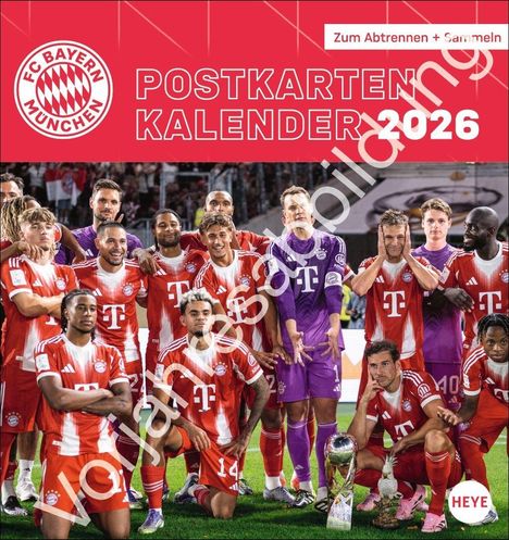 "Postkartenkalender 2026" in großen Buchstaben. Fußballspieler in roten Trikots stehen zusammen mit einem Pokal.
