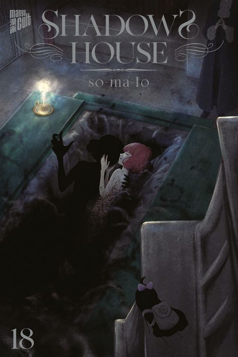 Text: "SHADOWS HOUSE", "so-ma-to", "18". 

Szene: Eine Kerze beleuchtet zwei Figuren in einem dunklen Raum. Eine Figur ist schwarz, die andere hat rosa Haare.