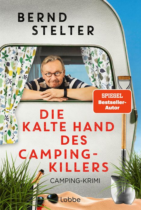 "Die kalte Hand des Camping-Killers" steht auf einem Wohnwagen mit Vorhängen. Ein Mann lehnt aus dem Fenster.