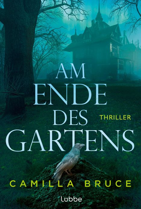 „AM ENDE DES GARTENS“ in großen Buchstaben. Ein altes Haus, Baum und Krähe im Nebel. Authentische, düstere Atmosphäre.