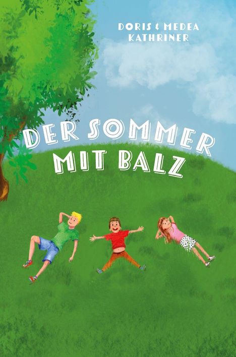 "Der Sommer mit Balz" in großen Buchstaben. Drei Kinder liegen fröhlich auf grünem Gras unter einem Baum, blauer Himmel.
