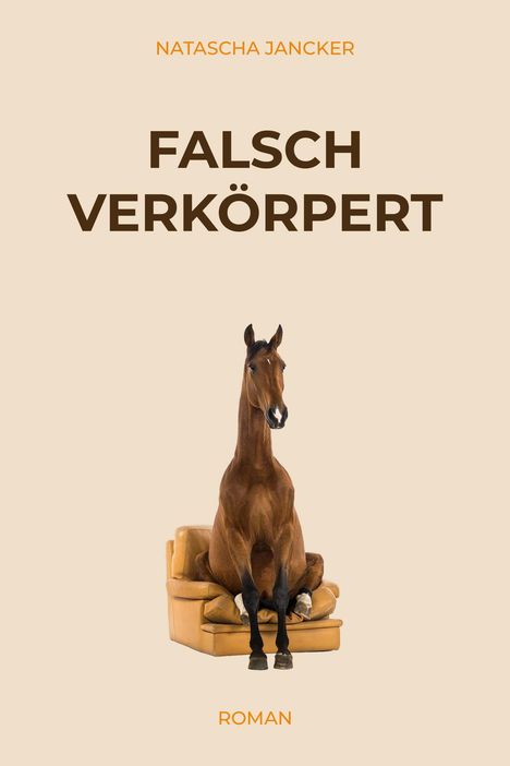 "NATASCHA JANCKER, FALSCH VERKÖRPERT, ROMAN." Ein Pferd sitzt aufrecht auf einem gelben Sessel.